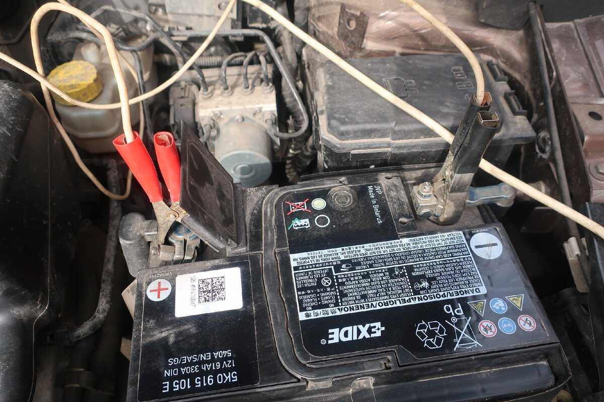 Зарядка аккумулятора автомобиля без снятия своими руками Правила зарядки и последовательность действий для полной зарядки