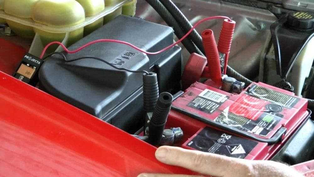 Как зарядить аккумулятор автомобиля дома, если он полностью разряжен