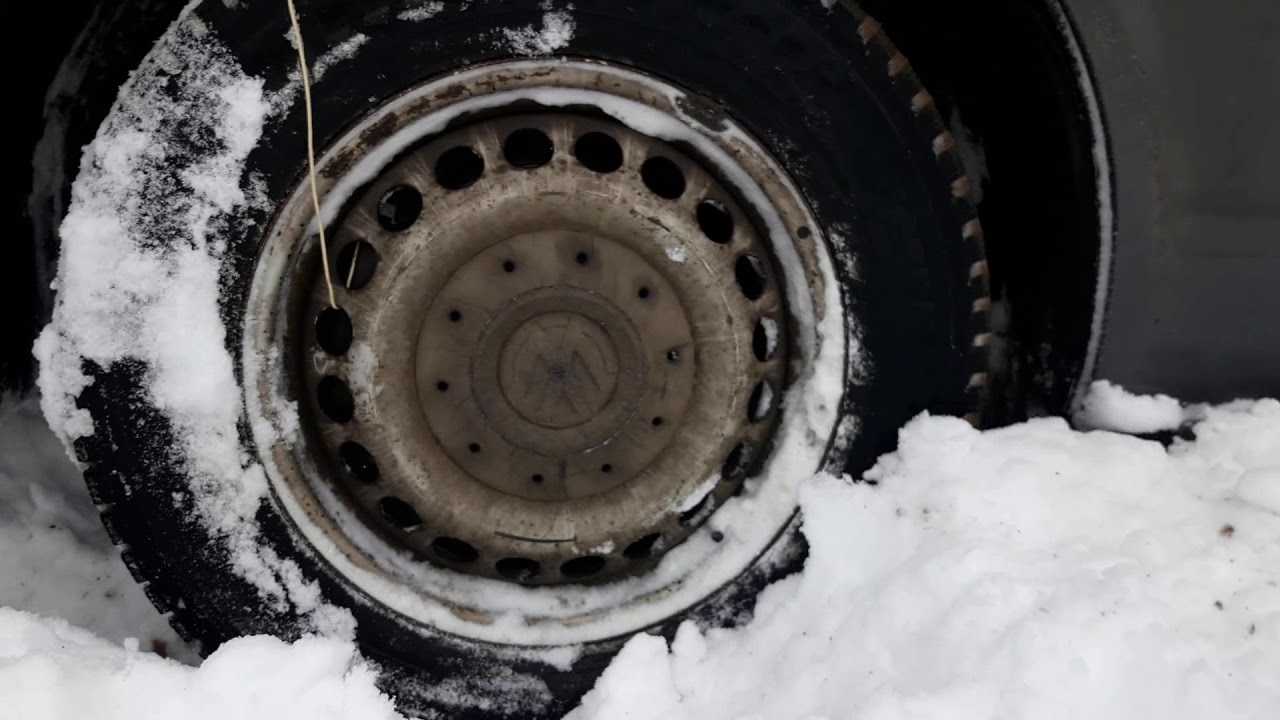 Алгоритм действий для водителей застрявших на зимней дороге: используем подручные средства маленькую лопатку раскачиваем машину снижаем давление в шинах