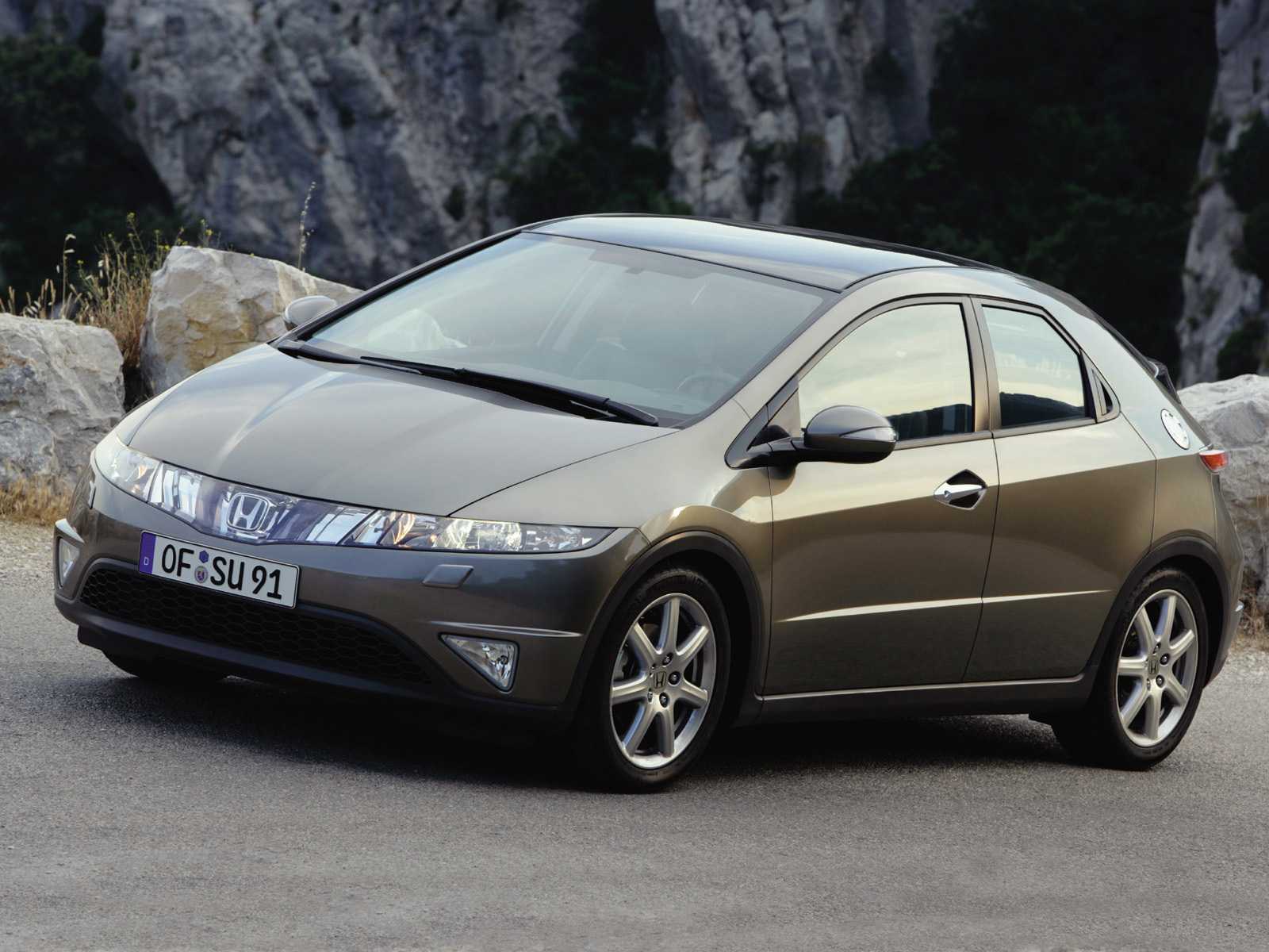 Хонда цивик 2007 года, 1.8л., всем привет, бензин, цвет серый, левый руль, автомат, двигатель 140 л.с.
