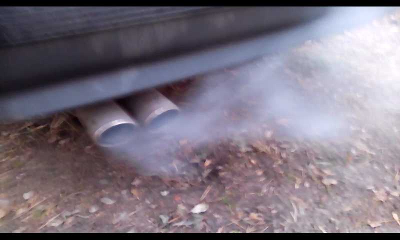 Сизый дым из выхлопной трубы, причины, бензин или поломка двигателя