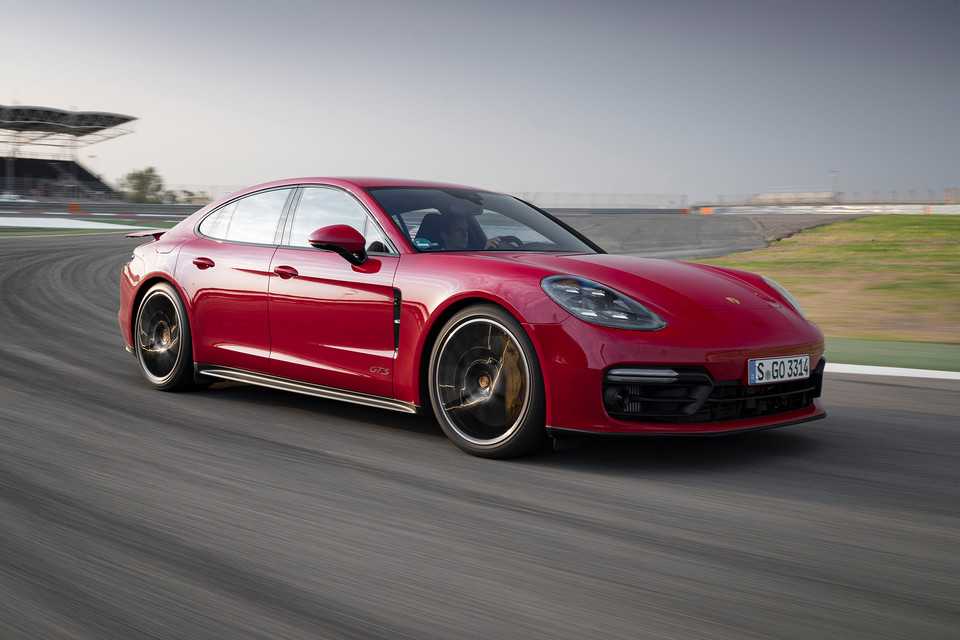 Официальные дилеры Porsche начали принимать в РФ заявки на спортверсии лифтбека и универсала Panamera GTS новой генерации Рублевый прайс-лист стартует соответственно с