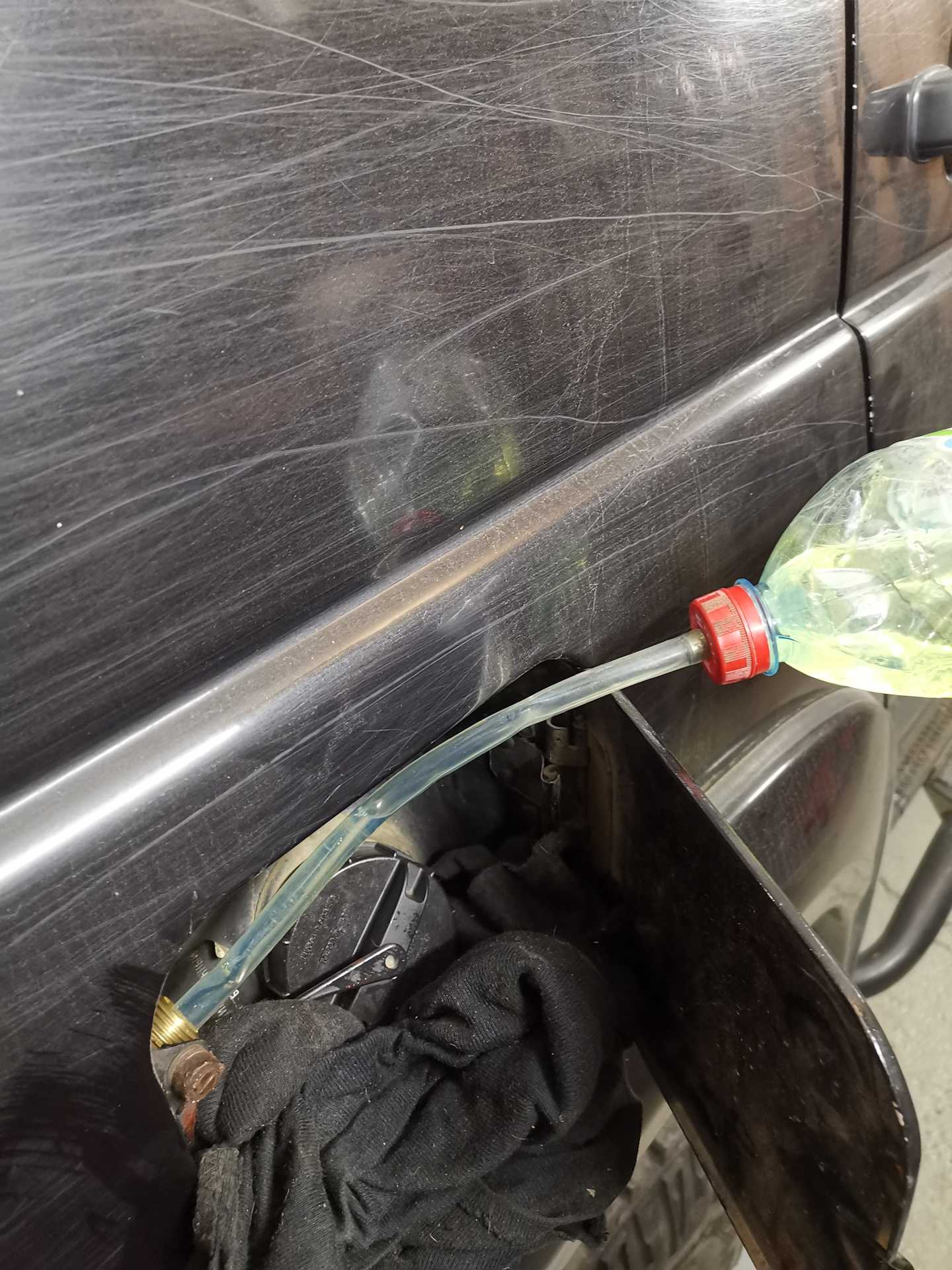Почему появляется запах бензина в салоне автомобиля и как его можно удалить