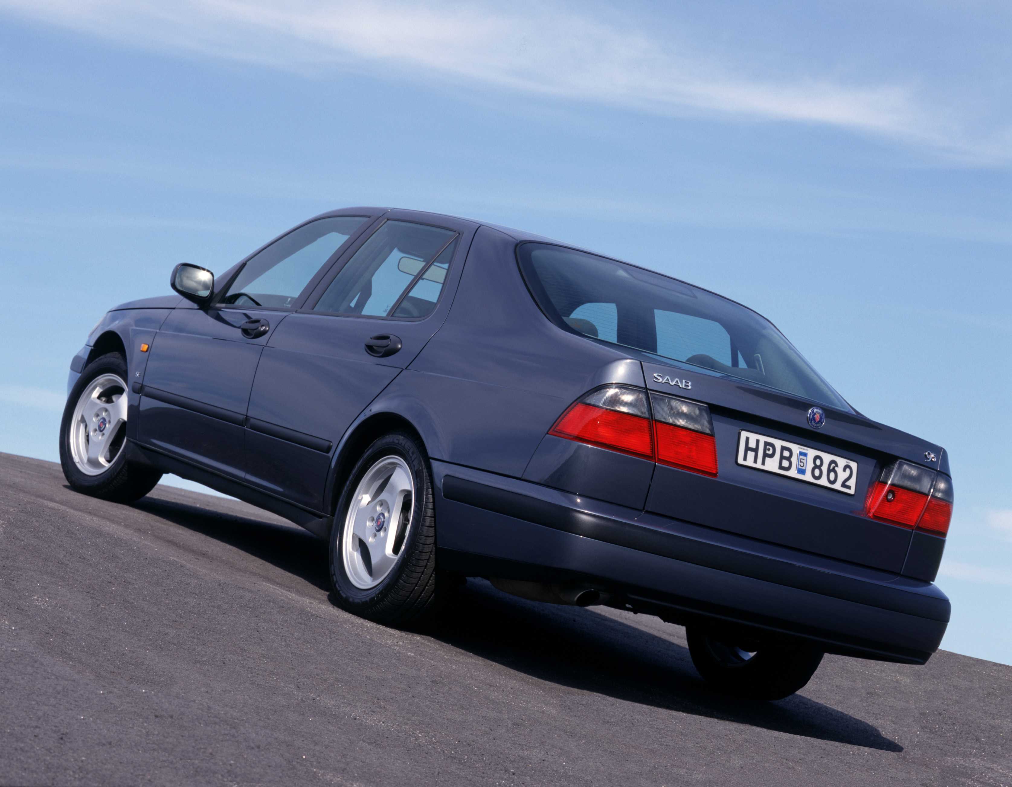 Настоящее руководство содержит практические советы по управлению и эксплуатацией автомобилем Saab 9 5