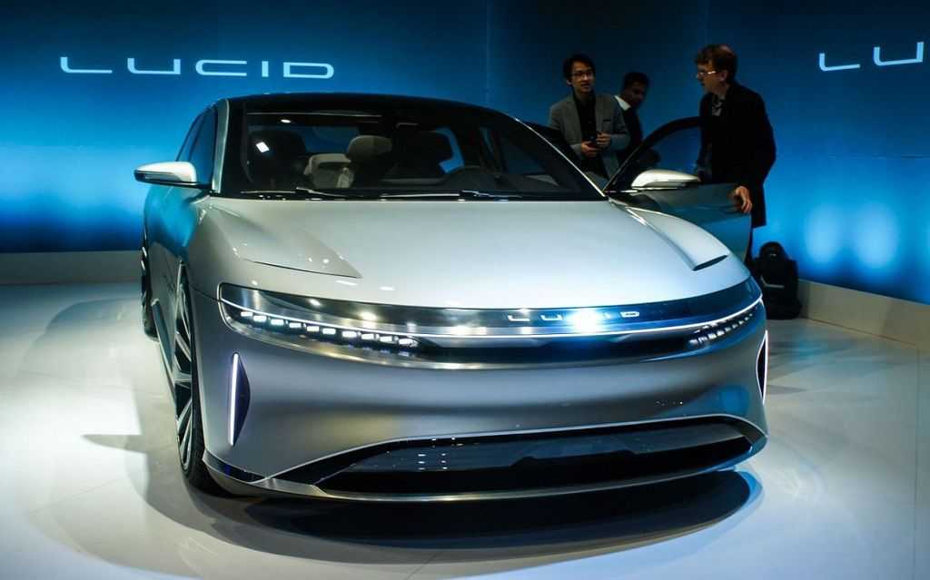 Компания lucid Motors собиралась представить серийный электрический седан Air на автошоу в Нью Йорке Но из-за коронавируса представление перенесли на весну 2021 года