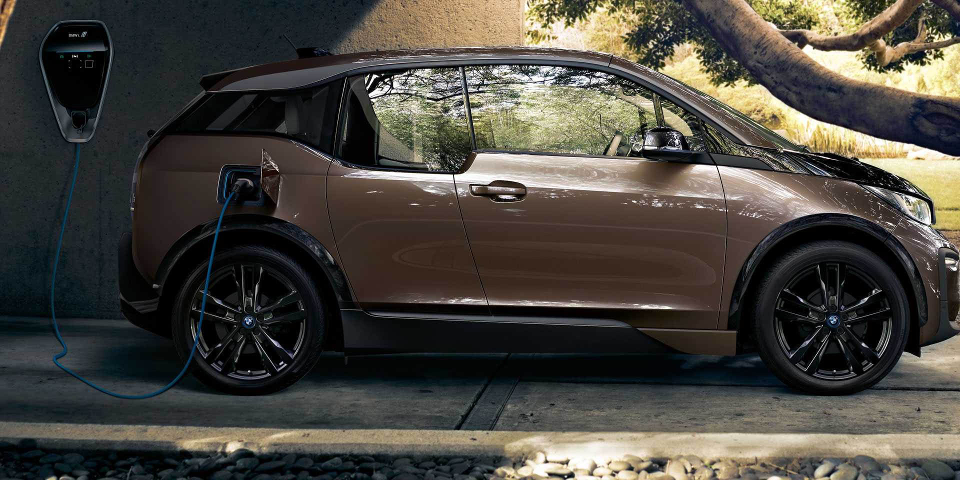 Модификации BMW i3 рестайлинг основные отличия модификации i3s от базовой версии экстерьер электрокара интерьер технические характеристики режимы управления и зарядка батареи комплектация цена отзывы автовладельцев