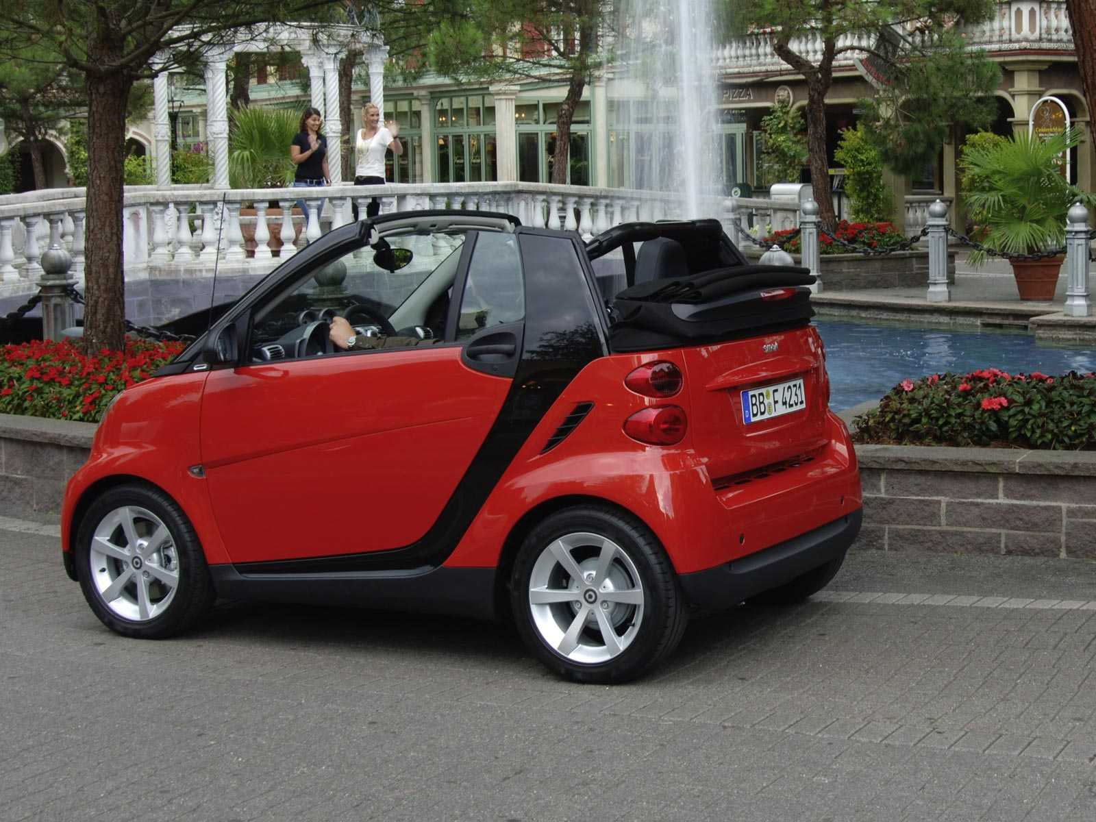 Автомобили Smart City Cabrio и Coupe сразу же проектировались для эксплуатации в городских условиях