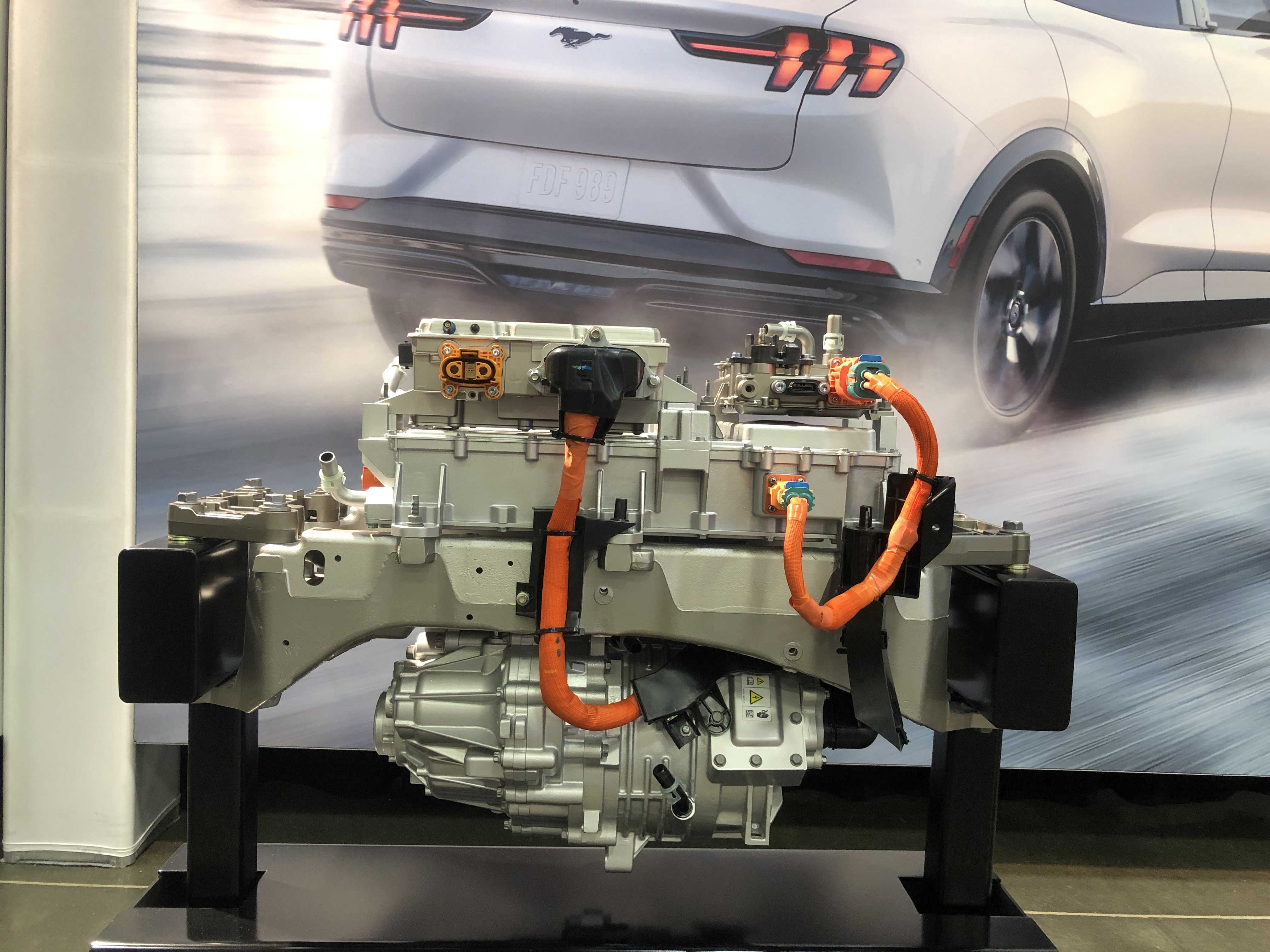 Ford mustang mach-e 2021: электромобиль с гоночными скоростными характеристиками