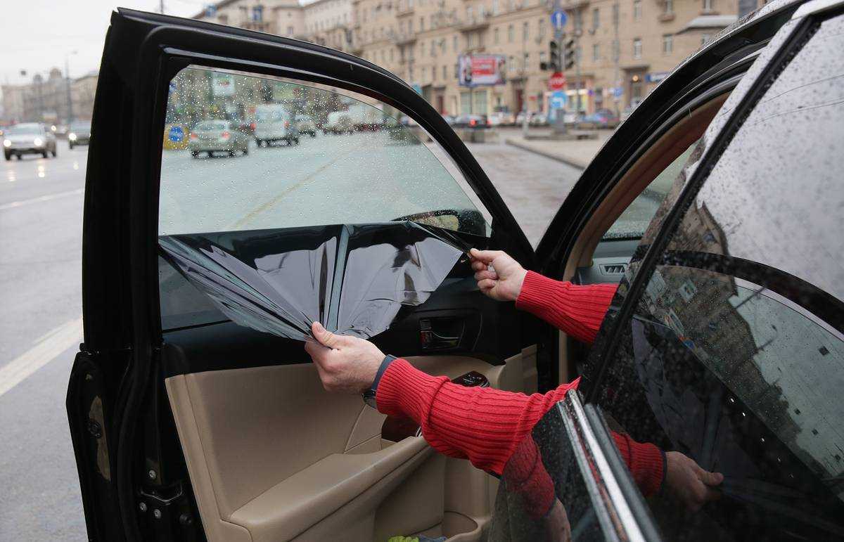 Как замеряется уровень тонировки на автомобилях Чем руководствуются инспекторы ГИБДД производя замер уровня тонировки стекол Что должен знать водитель