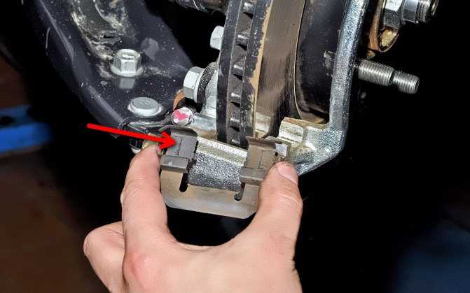 Скрипят тормоза при торможении на машине: причины и их устранение. когда менять тормозные колодки