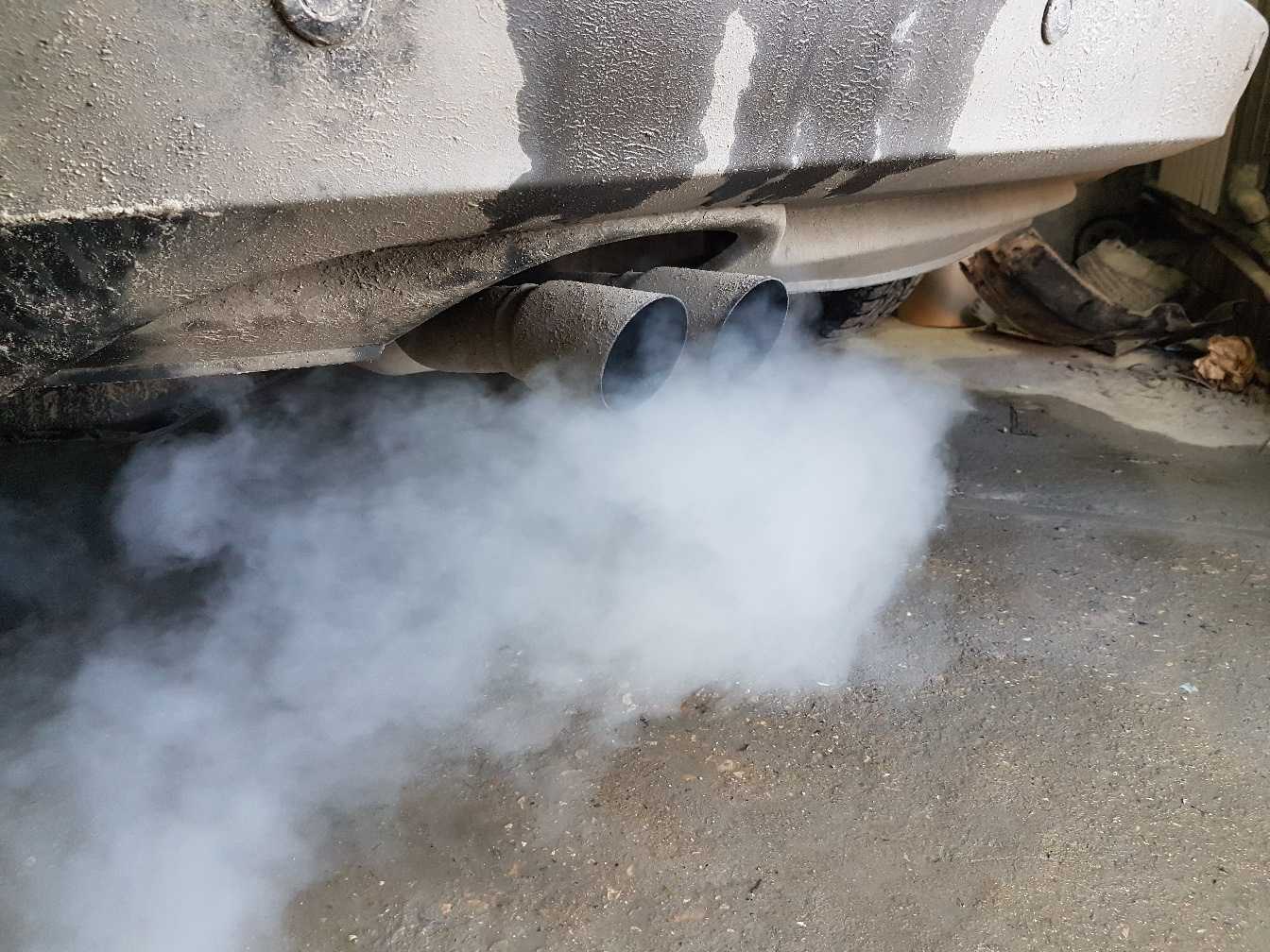 Когда появляется белый дым из выхлопной трубы дизельного двигателя?