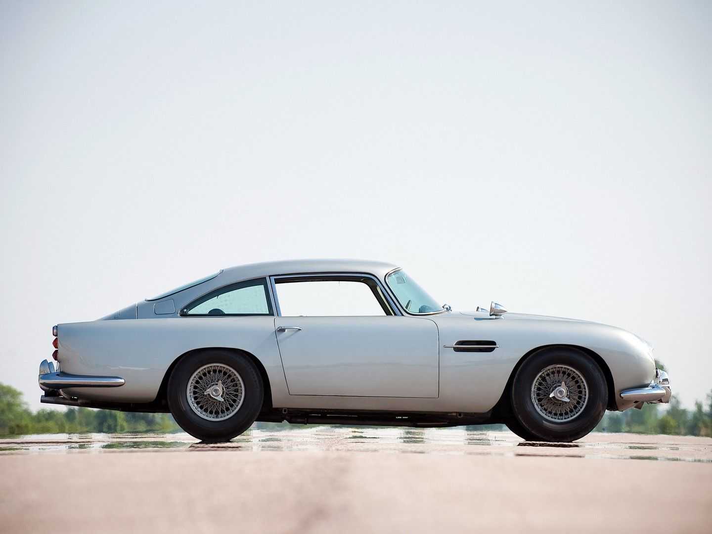 Британский бизнесмен и любитель спорткаров Дэвид Браун представил публике свое первое творение Ретро-кузов выполненный в классическом дизайнерском стиле скрывает платформу Jaguar XKR