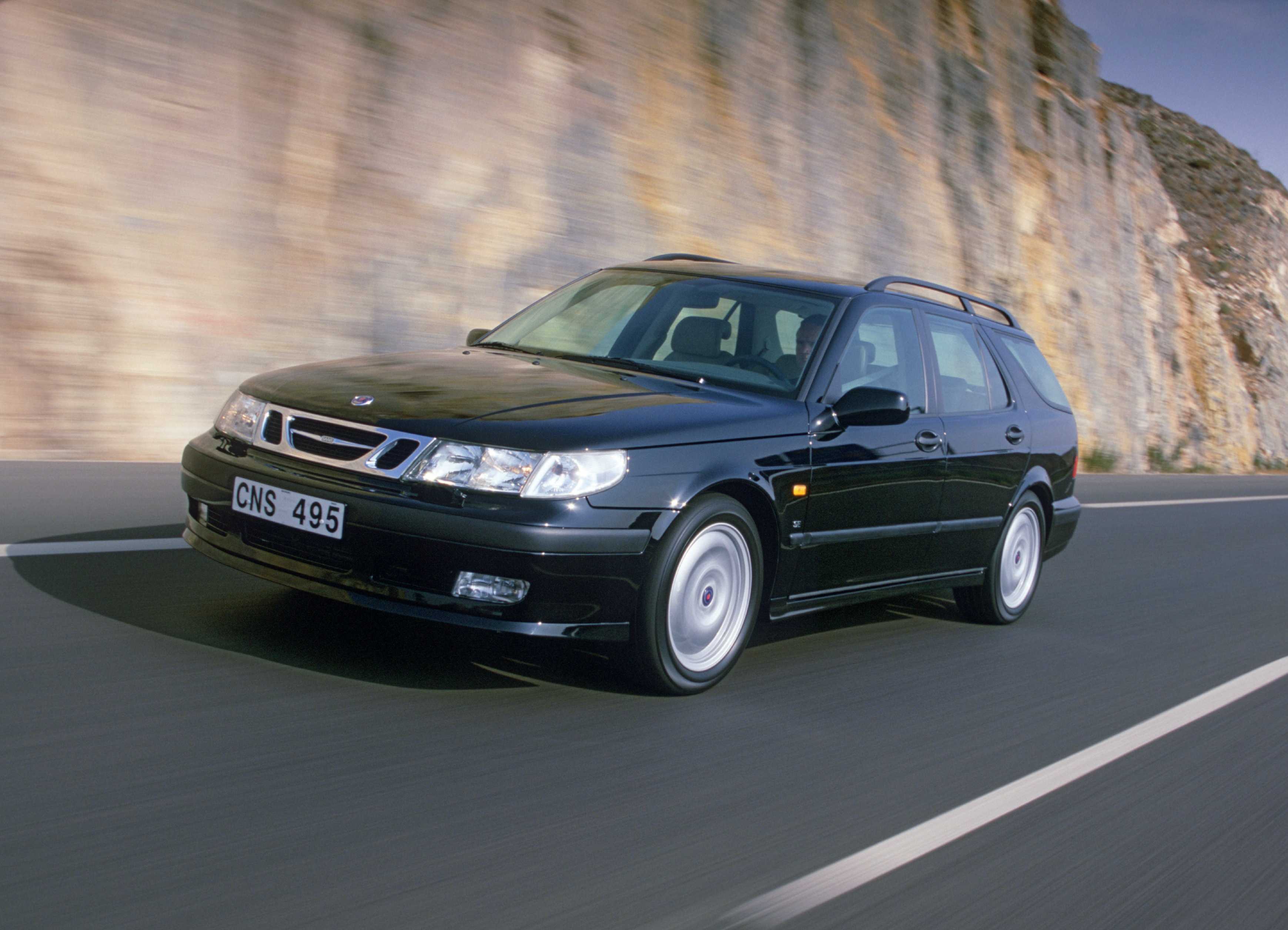 Настоящее руководство содержит практические советы по управлению и эксплуатацией автомобилем Saab 9 5