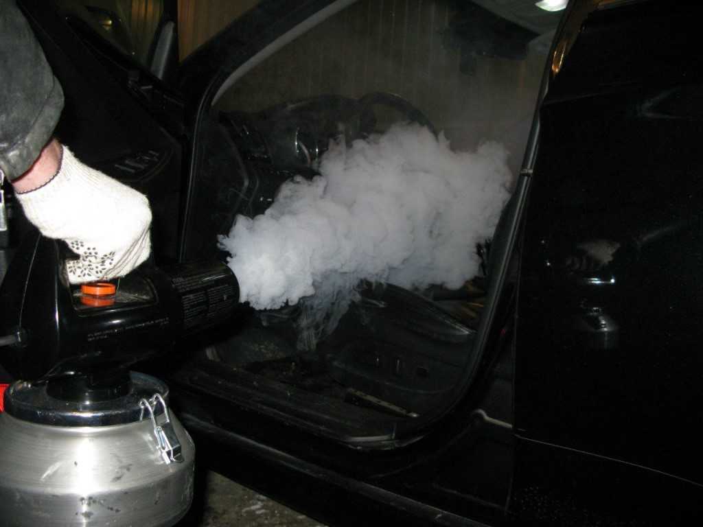 В салоне машины пахнет бензином: ищем и устраняем утечку