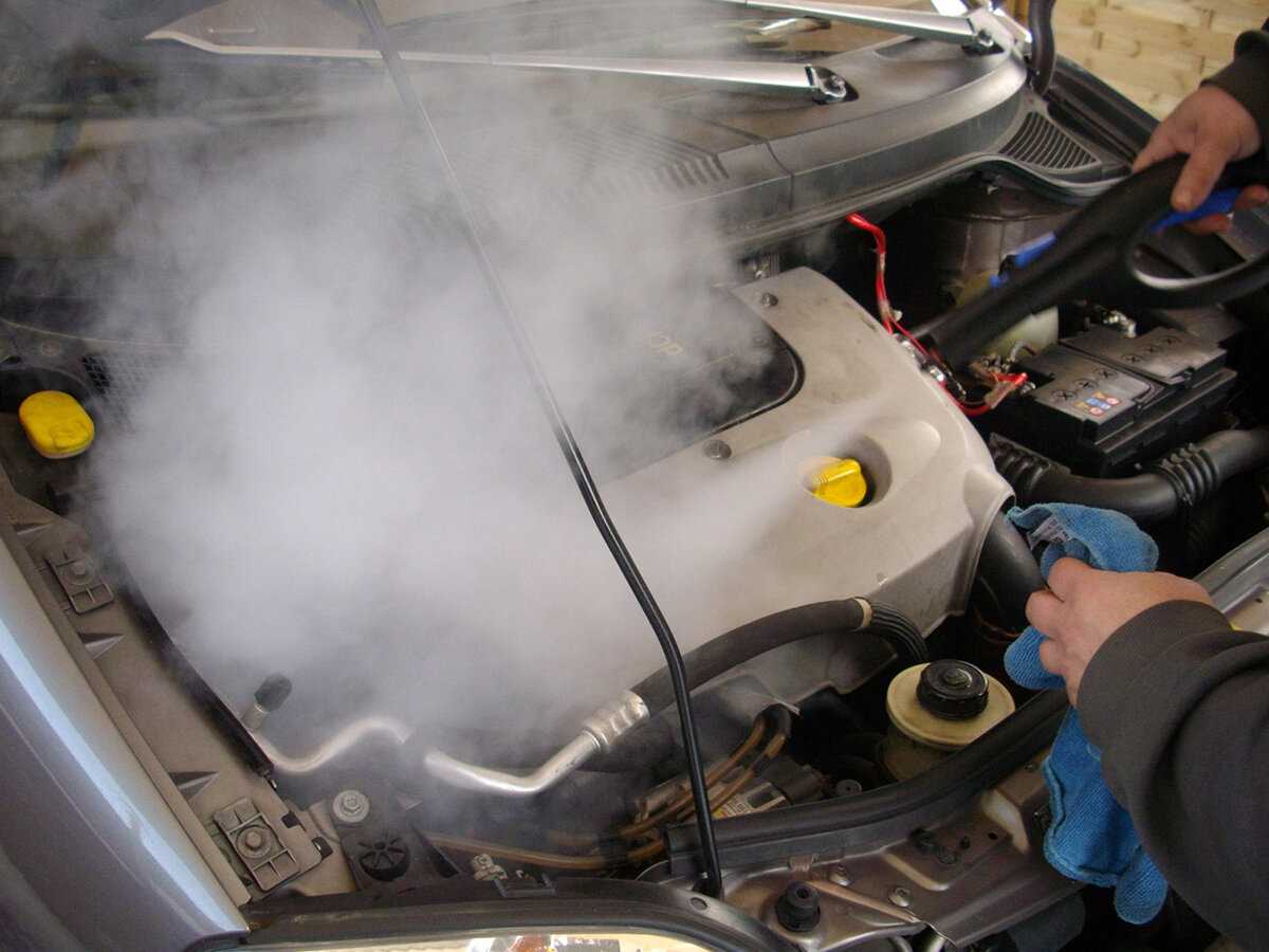 Для профессиональной мойки двигателя автомобиля с гарантией лучше обратиться на СТО но во многих случаях хорошо помыть двигатель можно и своими руками