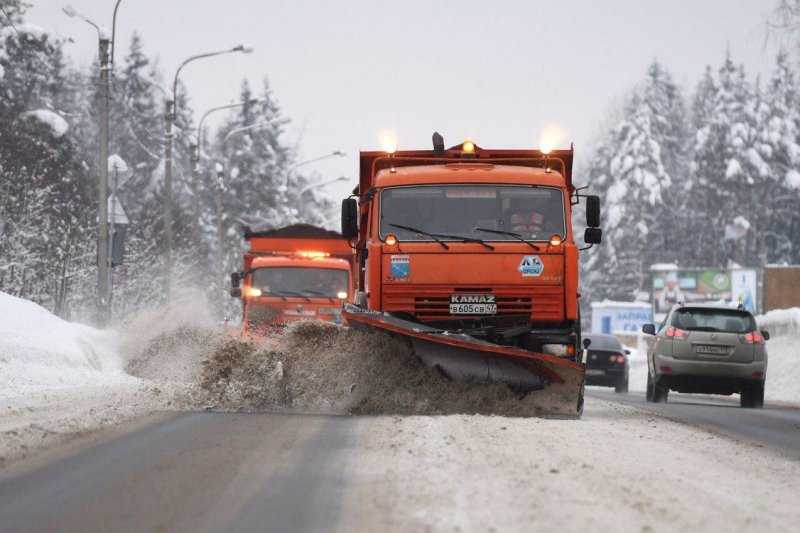 Благодаря универсальности трактор активно используется коммунальными компаниями он способен заехать практически в любую рабочую зону в том числе туда куда сложно добраться грузовикам