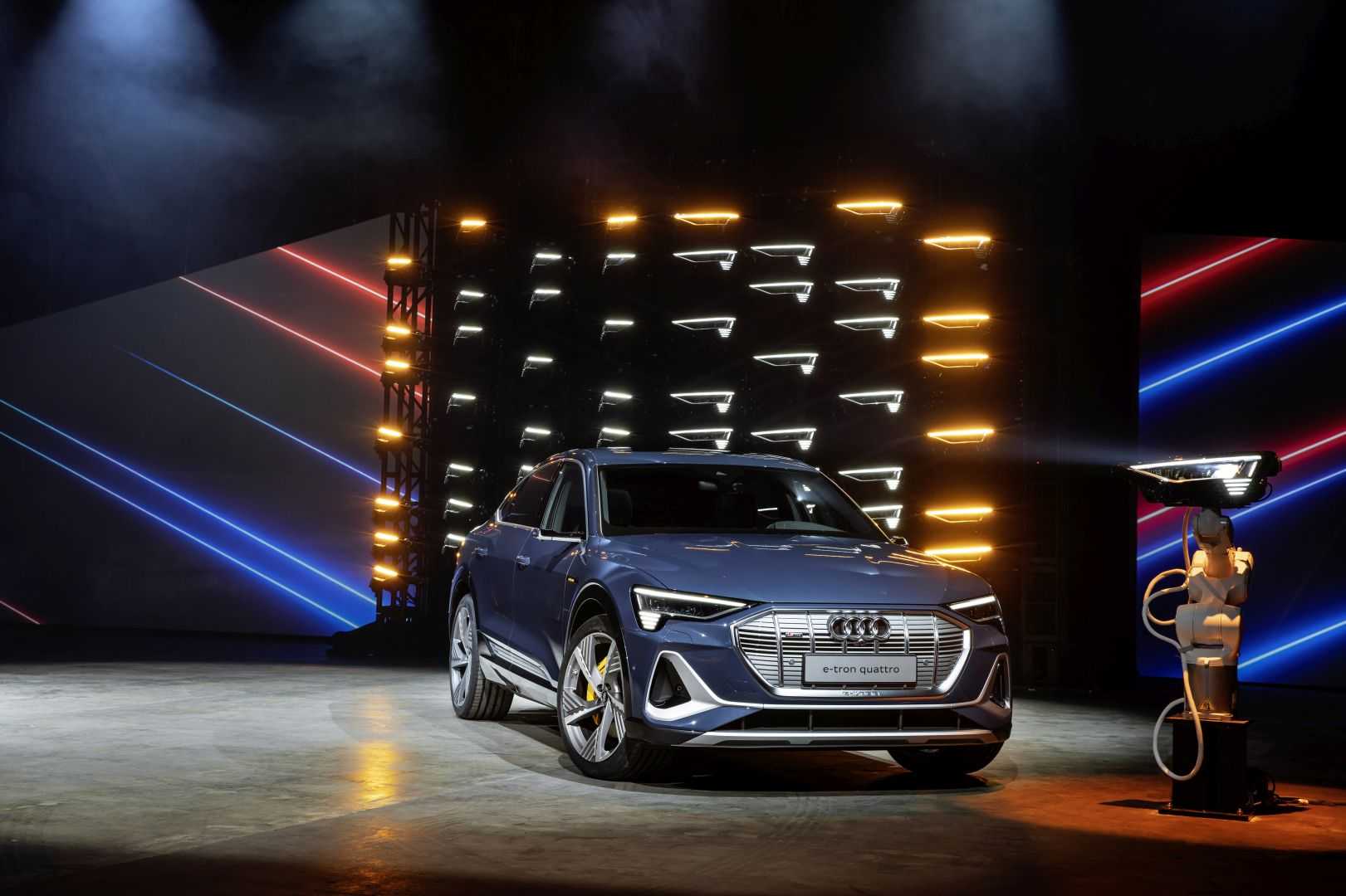 Ауди расширяет линейку своих электрокаров В Лос-Анжелесе немцы показали новый Audi E-Tron Sportback