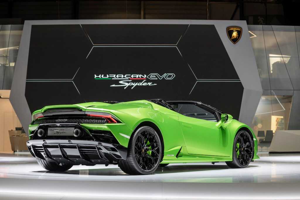 В Москве компания Lamborghini провела презентацию суперкара Huracan Evo чтобы подогреть интерес местной публики к своей горячей новинке