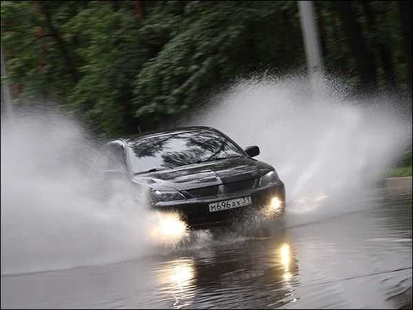 Аквапланирование автомобиля - эффект дождя и лужи