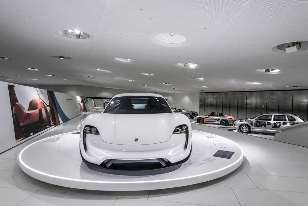 Porsche откладывает выпуск более вместительного электромобиля taycan