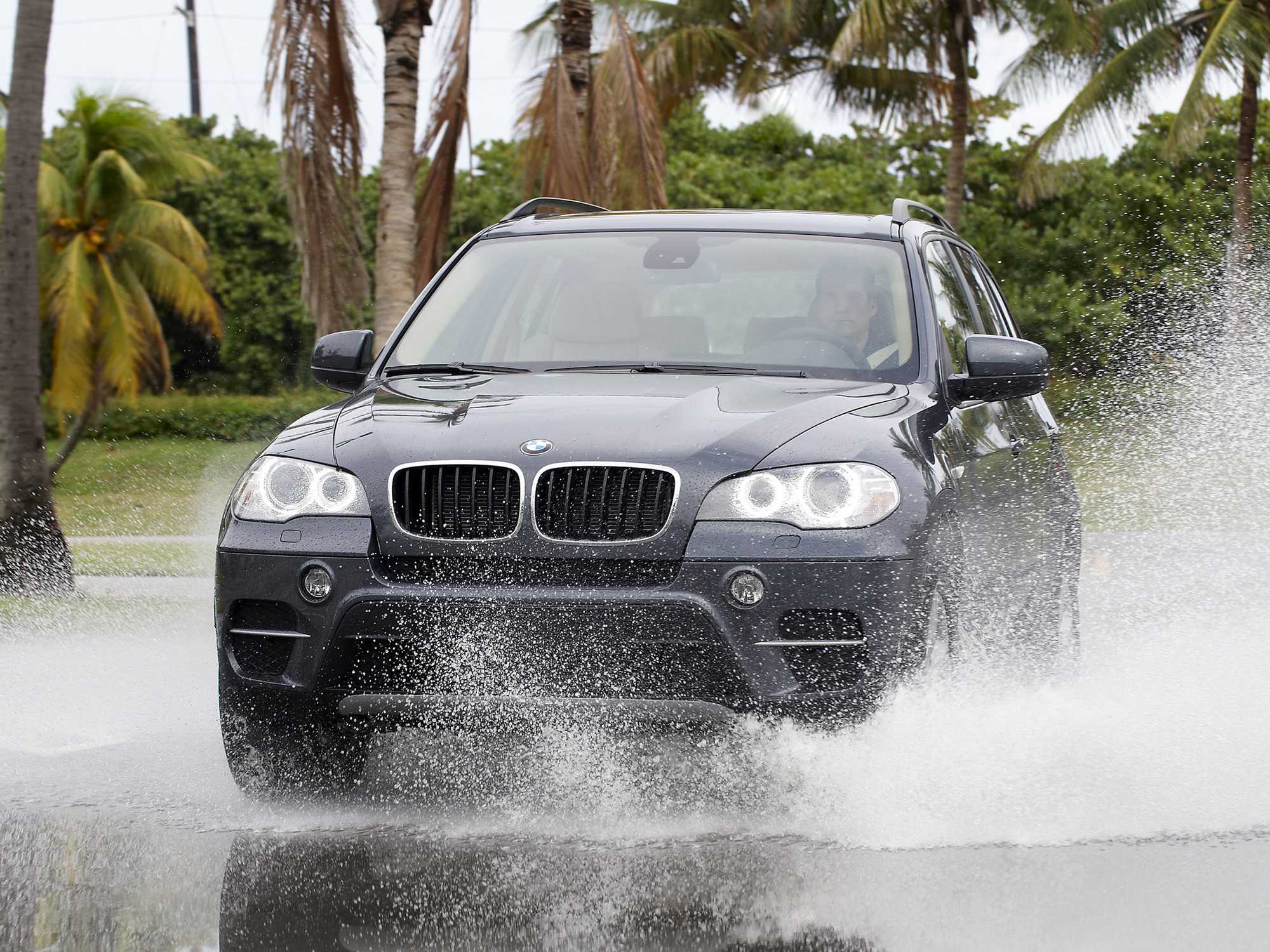 BMW X5 E70 характерные неисправности по отзывам владельцев: двигателей трансмиссии ходовой части электрики проблемы с техническим обслуживанием