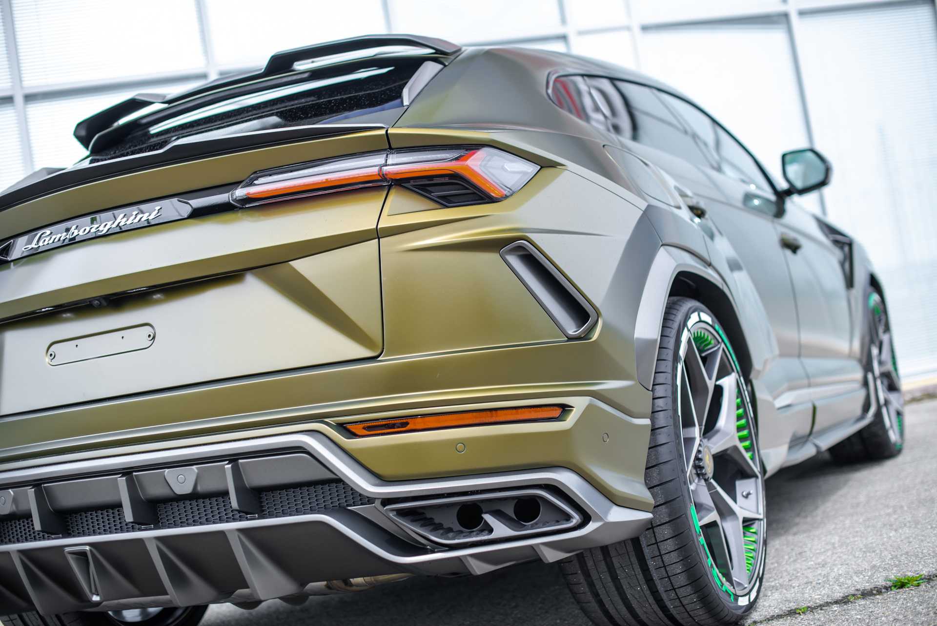 Lamborghini сняла новый рекламный ролик с урусом, в котором он ездит по россии