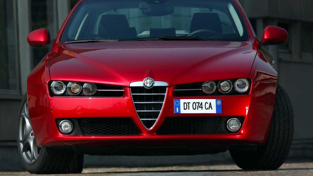 В данном видео показан первый тест драйв Alfa romeo 159 начиная от выбора машины оценки салона кузова автомобиля Далее ведущим оценивается двигатель и ходовая часть автомобиля