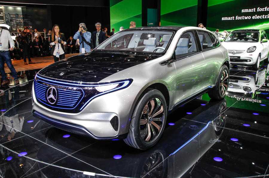 Габаритные размеры Mercedes-Benz EQC 2019 – 4761х1884х1624 мм соответственно по длине ширине и высоте Клиентам предложат выбрать машину с комплектом колесных дисков R19-R21