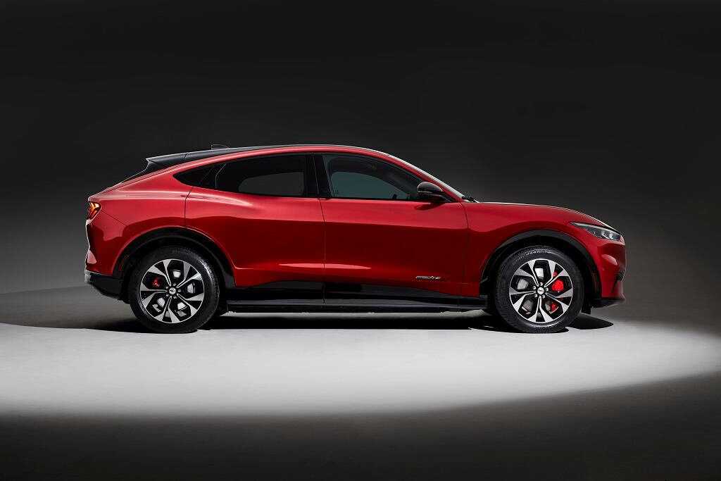 Ford mustang mach-e 2021: электромобиль с гоночными скоростными характеристиками