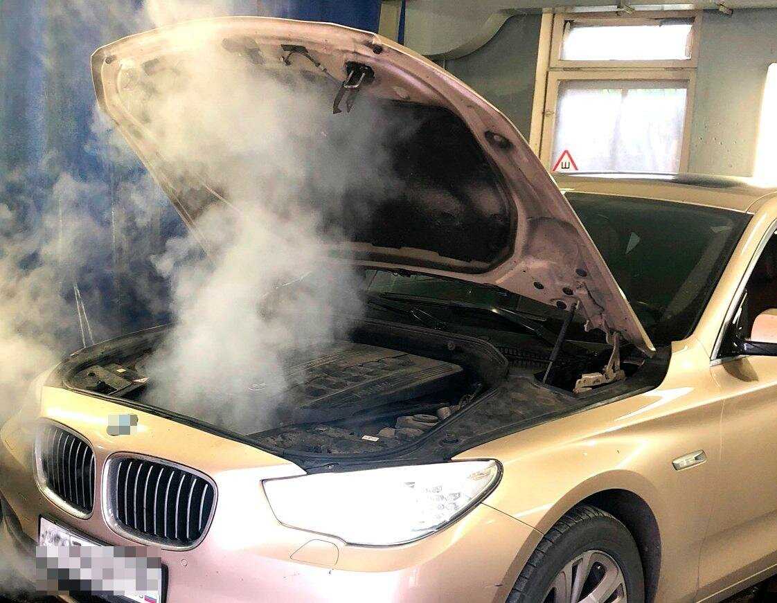 Дым из капота машины