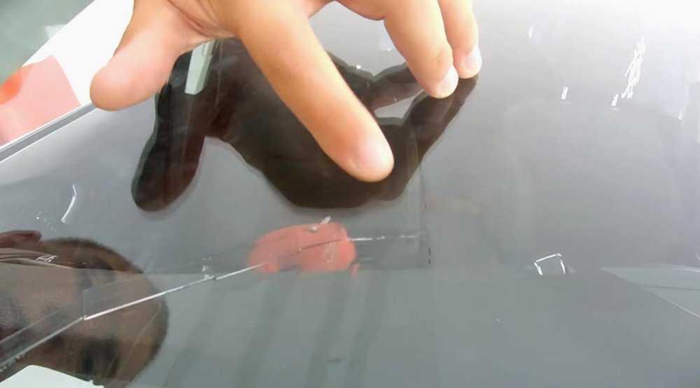 Можно отремонтировать трещину на лобовом стекле. Заклейка трещин лобового стекла. Заделать трещину на лобовом стекле. Заделать трещину на лобовом стекле своими руками. Заделка трещин сколов автомобиль лобового стекла.