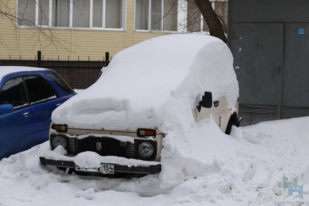 Вытащить из сугроба. Машина застряла в снегу. Машину выдергивают из снега. Вытянуть машину из снега. Машины в коттеджах застряли из за снега.