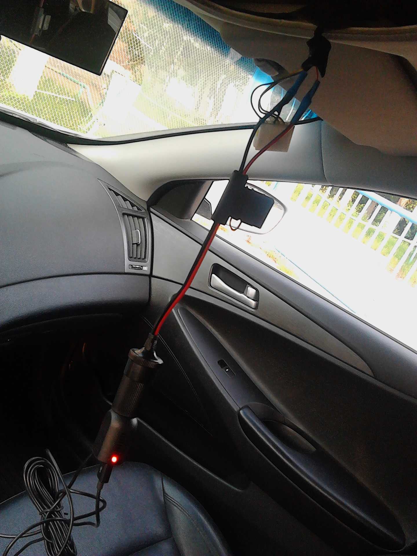 Способы установки видеорегистратора на автомобиль виды крепежа тонкости монтажа на стекло торпеда зеркало заднего вида как разместить способы подключения