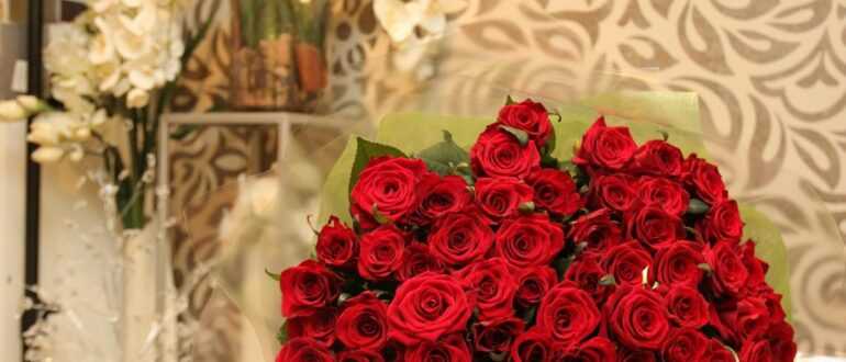 Шикарный букет красных роз в подарок