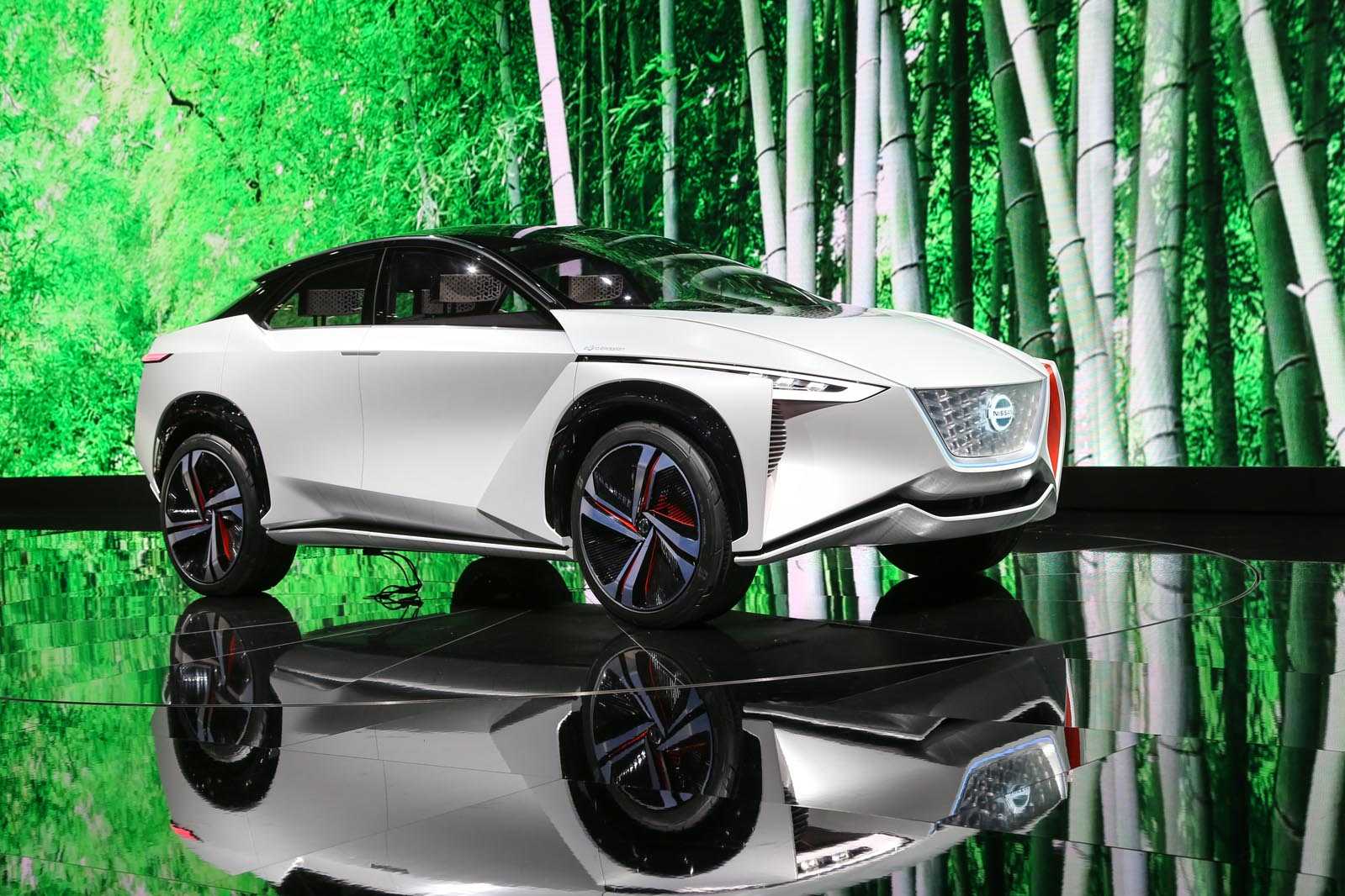 Nissan объявляет о наступлении новой эры дизайна и динамичности, представляя два электромобиля на автосалоне в токио