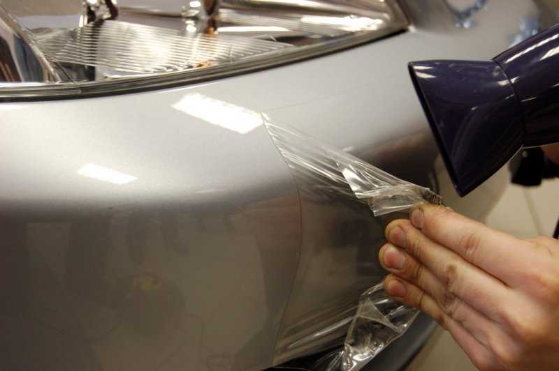 Для защиты кузова от повреждений служит так называемая полиуретановая антигравийная пленка которая обладает выраженными противоударными
