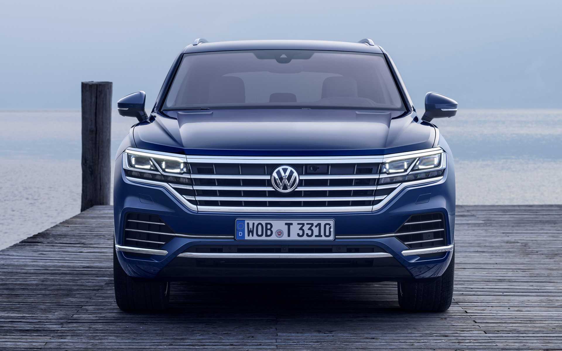 Под занавес ноября в российских салонах Volkswagen должна появиться доступная версия Touareg с бензиновой двухлитровой турбочетверкой
