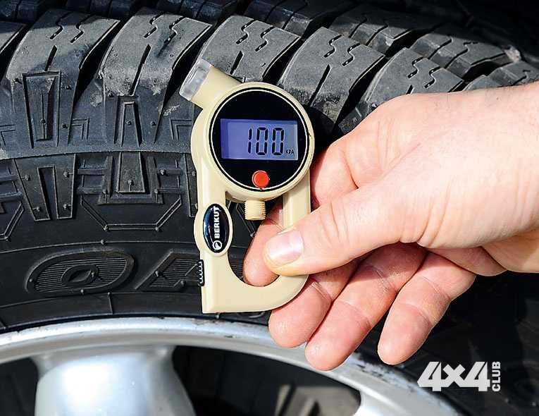 В чем измеряется давление в шинах автомобиля какие приборы используются нормативные показатели давления в шинах к чему может привести не соблюдения норм период проверки чем лучше качать шины