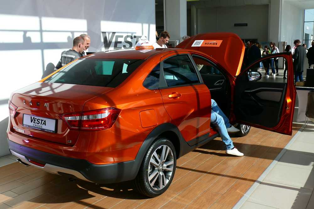 Согласно представленному отчету из 1083 тыс проданных в течение минувшего года автомобилей линейки Lada Vesta почти четверть пришлась на кросс-версии