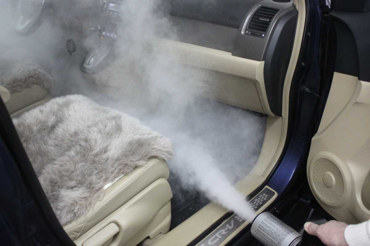 В салоне автомобиля пахнет бензином, причины
