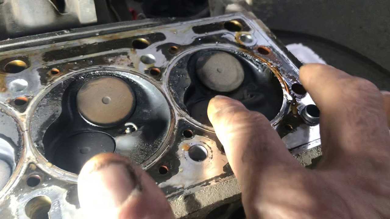 Двигатель 21129: встречаются ли поршни с клапанами |