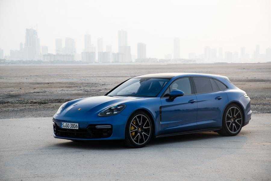 Официальные дилеры Porsche начали принимать в РФ заявки на спортверсии лифтбека и универсала Panamera GTS новой генерации Рублевый прайс-лист стартует соответственно с
