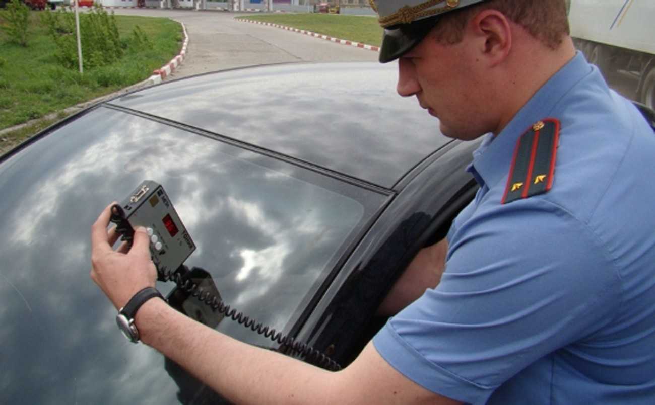 Как замеряется уровень тонировки на автомобилях Чем руководствуются инспекторы ГИБДД производя замер уровня тонировки стекол Что должен знать водитель