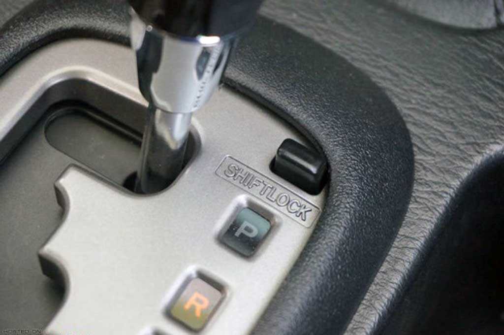 Как активировать функцию shift lock на автомобиле с акпп, если такой кнопки нет