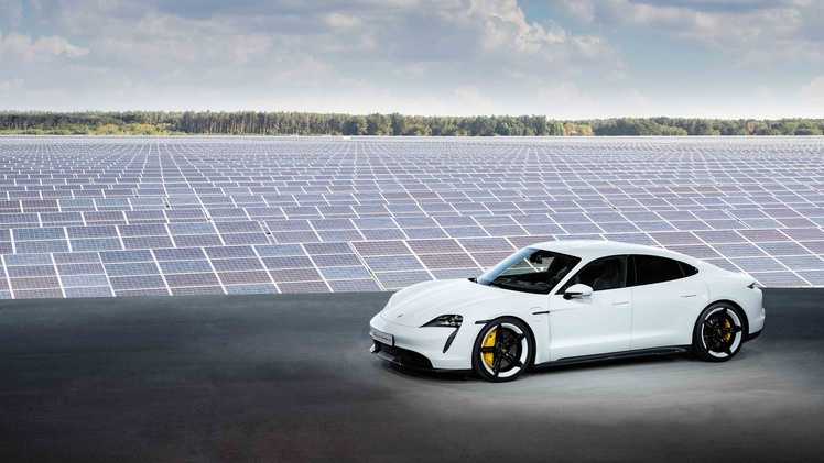 Porsche откладывает выпуск более вместительного электромобиля taycan