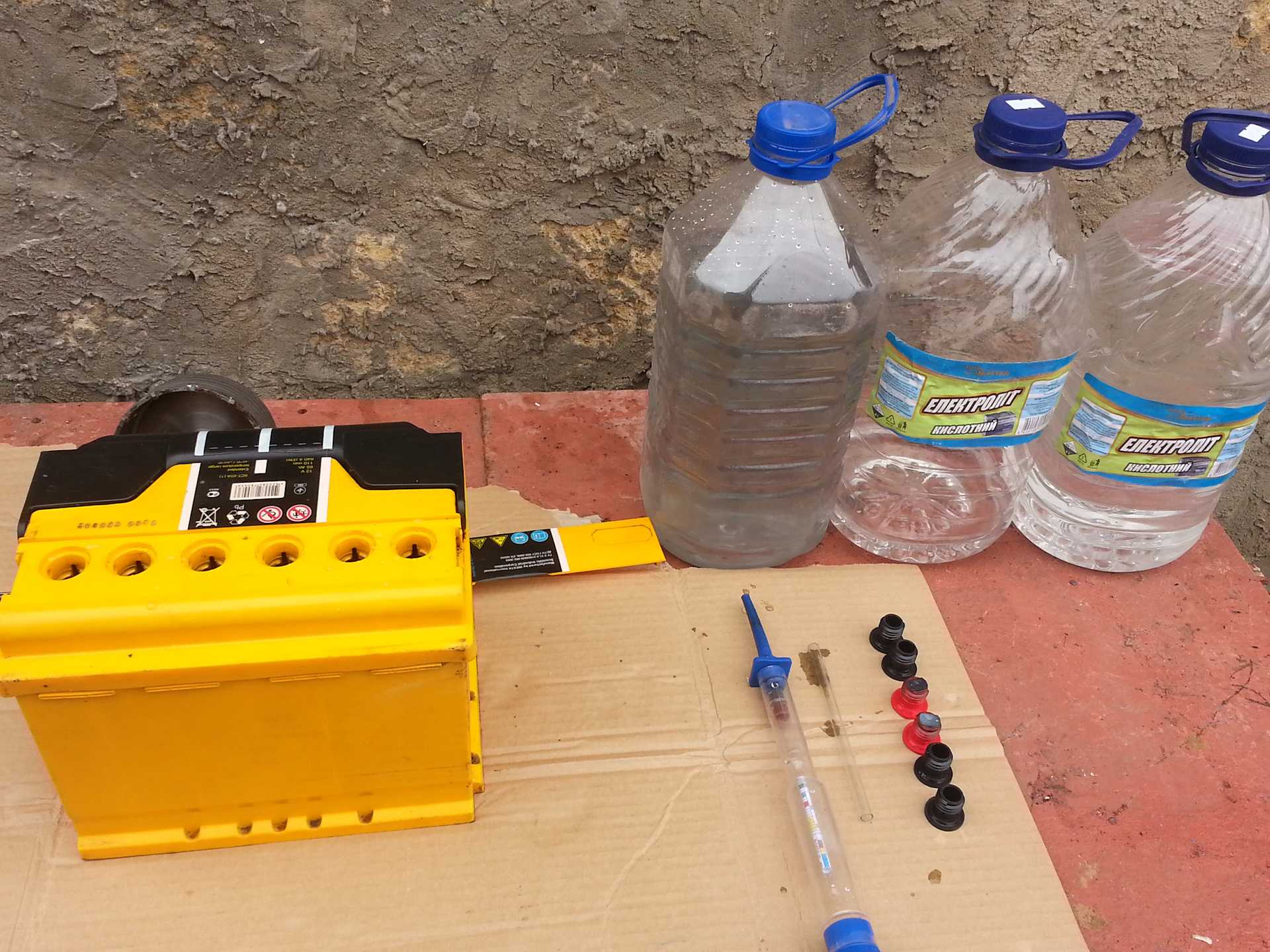 Как долить дистиллированную воду в аккумулятор