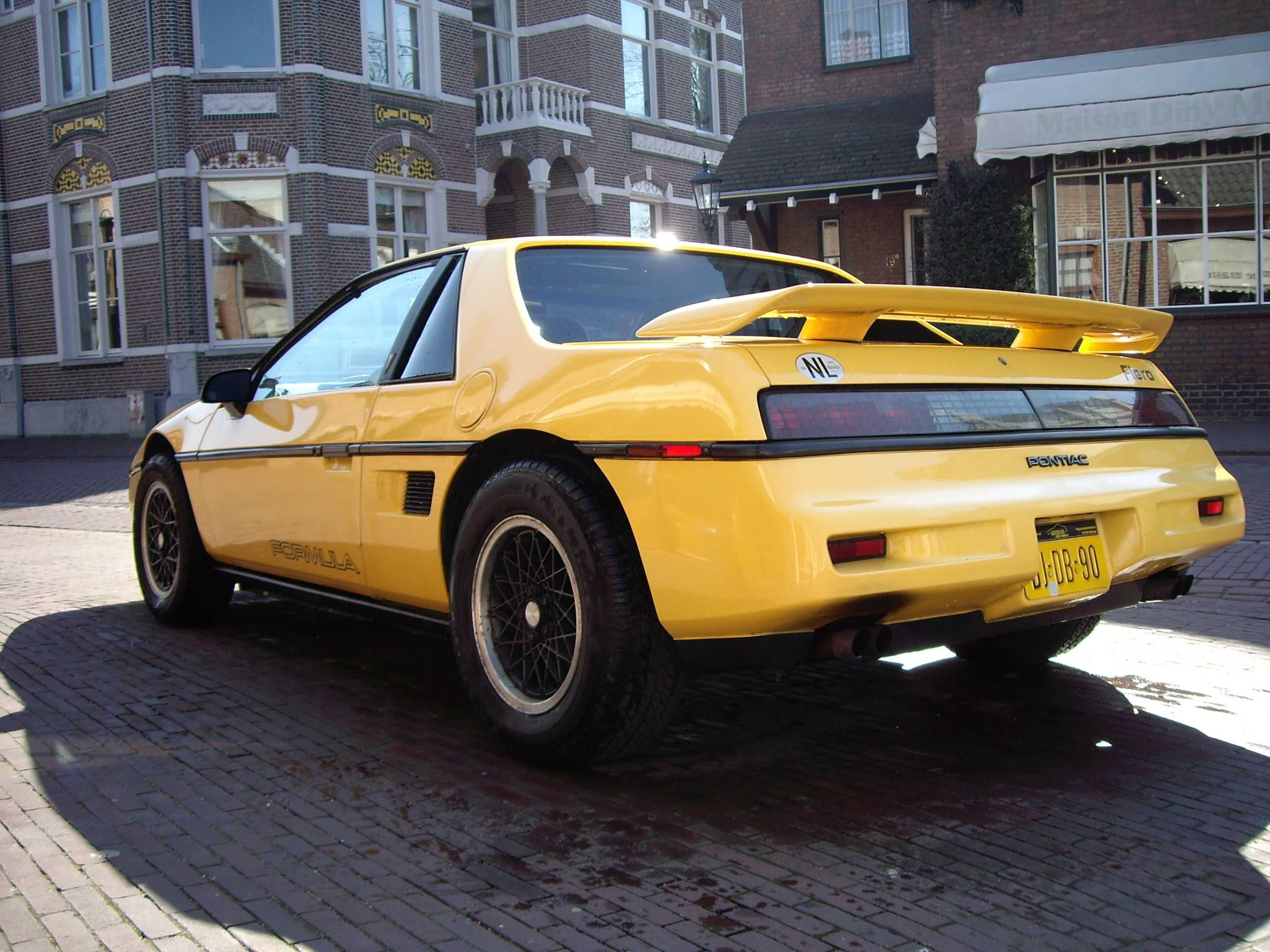 Pontiac Fiero относится к классу спортивных автомобилей и был разработан американским
