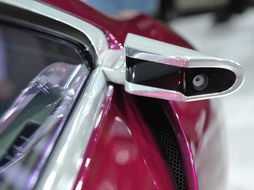 Еще в 2018 году Lexus начал устанавливать камеры вместо боковых зеркал в свою модель ES-300h