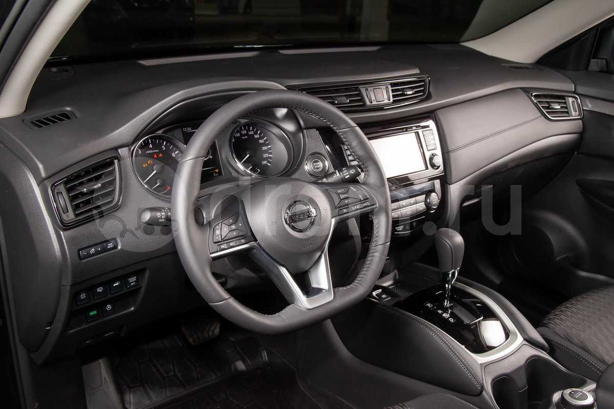 Обзор Nissan X Trail 2018 года общая информация интерьер и комфорт экстерьер системы безопасности парковки характеристики и полезные функции комплектации и цены двигатель трансмиссия подвески