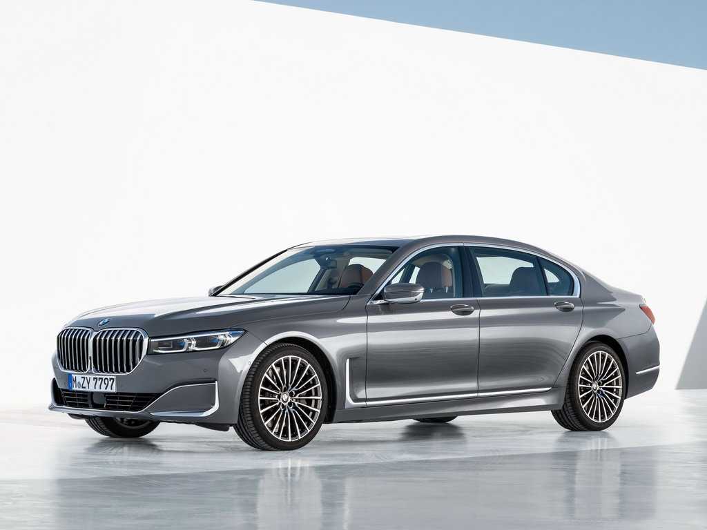 Компания BMW обнародовала российские цены на флагманский паркетник X7 Официальный старт продаж в РФ самого большого кроссовера баварского бренда намечен на март 2019-го